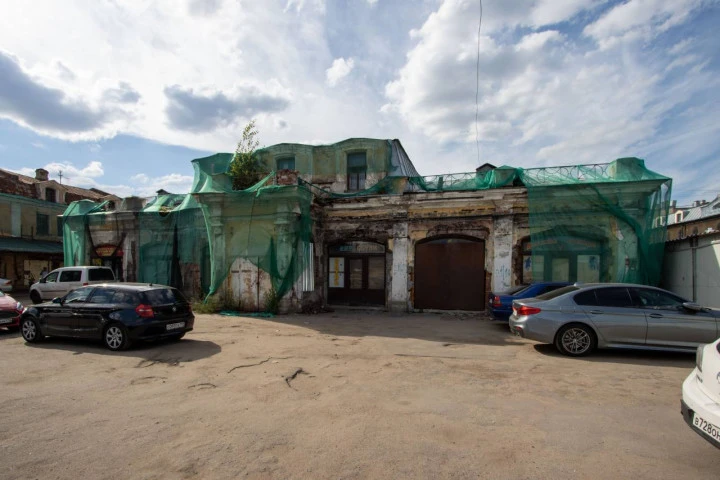 Право аренды здания площадью 600,8 кв. м в Апраксином дворе.